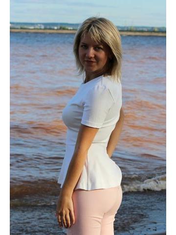 Летний женский комплект белая блузка и розовые брюки
