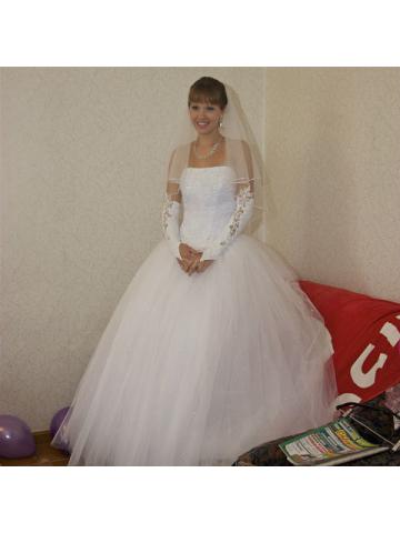 Свадебное платье из корсета и белого кружевного полотна и многослойной юбки